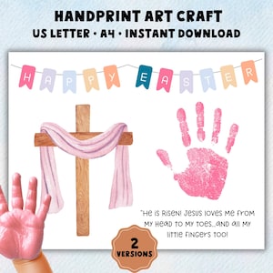 Könnte beinhalten: Ein druckbares Oster-Handabdruck-Kunsthandwerk. Das Design umfasst ein Holzkreuz mit rosa Stoff, einen rosa Handabdruck und ein Banner mit der Aufschrift "HAPPY EASTER". Der Text "He is Risen! Jesus loves me..." ist ebenfalls enthalten.
