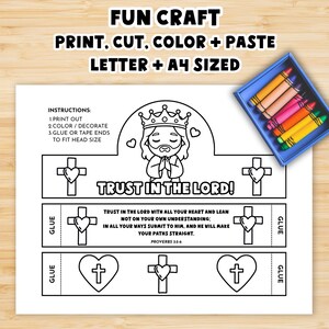Puede incluir: Un proyecto de manualidades imprimible con el texto "FUN CRAFT" e instrucciones para imprimir, cortar, colorear y pegar. El diseño incluye una corona, cruces, corazones y la frase "TRUST IN THE LORD!". Se incluye una caja de lápices de colores.