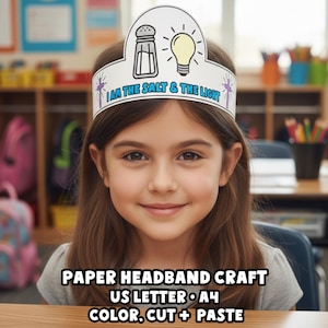 Op de afbeelding: Een jong meisje draagt een witte papieren hoofdband met de tekst "I AM THE SALT & THE LIGHT". De hoofdband heeft illustraties van een zoutstrooier en een gloeilamp. De afbeelding bevat ook de tekst "PAPER HEADBAND CRAFT US LETTER A4 COLOR, CUT + PASTE".