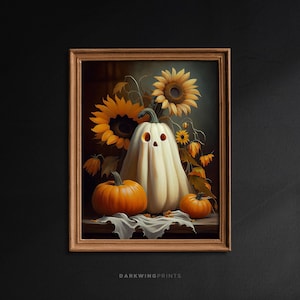 以下が含まれることがあります： 白いカボチャに幽霊の顔が描かれた静物画。オレンジ色のカボチャ2つと、花瓶に活けられたひまわりも描かれている。絵は暗い背景に木製の額縁で飾られている。