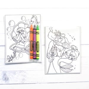 Puede incluir: Dos p&aacute;ginas de libro para colorear con Ariel y el Rey Trit&oacute;n de La Sirenita. Incluye tres crayones Crayola en naranja, morado y verde. Las p&aacute;ginas para colorear son en blanco y negro.