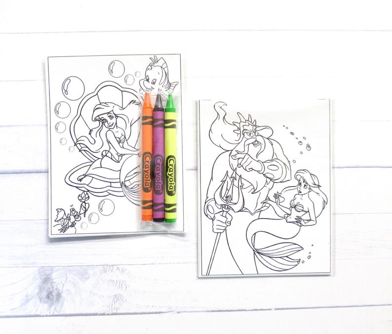 Puede incluir: Dos p&aacute;ginas de libro para colorear con Ariel y el Rey Trit&oacute;n de La Sirenita. Incluye tres crayones Crayola en naranja, morado y verde. Las p&aacute;ginas para colorear son en blanco y negro.