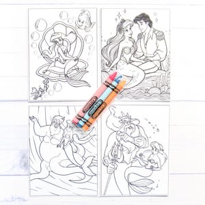 Puede incluir: Cuatro p&aacute;ginas para colorear en blanco y negro con personajes de La Sirenita, con tres crayones Crayola en rosa, naranja y azul. Las p&aacute;ginas para colorear representan a Ariel, el Pr&iacute;ncipe Eric y otros personajes de la pel&iacute;cula.
