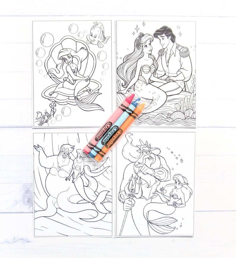 Puede incluir: Cuatro p&aacute;ginas para colorear en blanco y negro con personajes de La Sirenita, con tres crayones Crayola en rosa, naranja y azul. Las p&aacute;ginas para colorear representan a Ariel, el Pr&iacute;ncipe Eric y otros personajes de la pel&iacute;cula.
