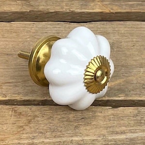 Set of 4 Ceramic Drawer Pulls Knobs White Gold Flower Shape 1 3/4  NEW