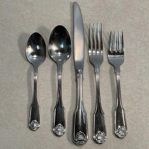 Oneida CLASSIC SHELL Stainless Flatware Silverware 5pc Place Setting