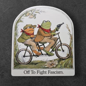 Sticker antifasciste grenouille et crapaud - Manifestation vintage de style livre pour lutter contre le fascisme