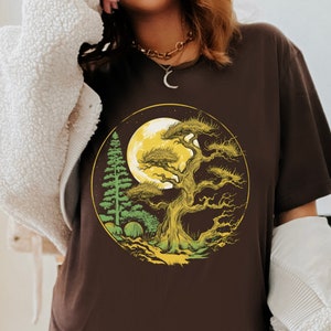 Mystische Baum Shirt | Verzaubertes Mond-Grafik-T-Shirt mit Witchy Nature Forest Design