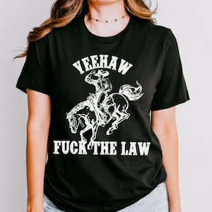 Yeehaw F The Law Tee: Retro Western Unisex-tröja