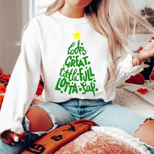 Wygodny sweter inspirowany wakacjami świątecznymi | Zarys choinki i cytat „A Little Full Lotta Sap” | Stylowy i wygodny prezent na Boże Narodzenie