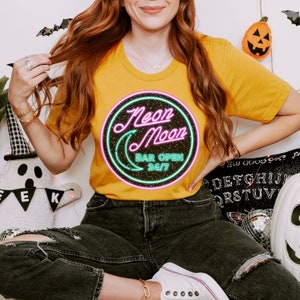 Neon Moon Bar Open 24/7 T-shirt: retro nachtleven T-shirt