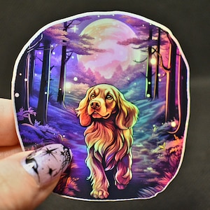 Puede incluir: Una pegatina con un perro marrón dorado caminando por un bosque con una luna llena en el fondo. El bosque está lleno de luces brillantes y el perro está mirando hacia la luna.