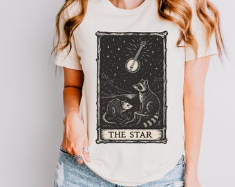 Camiseta de mapache con carta del tarot / Tarot de la estrella / Animal de bruja / Arte popular celestial / Regalo de bruja de la naturaleza