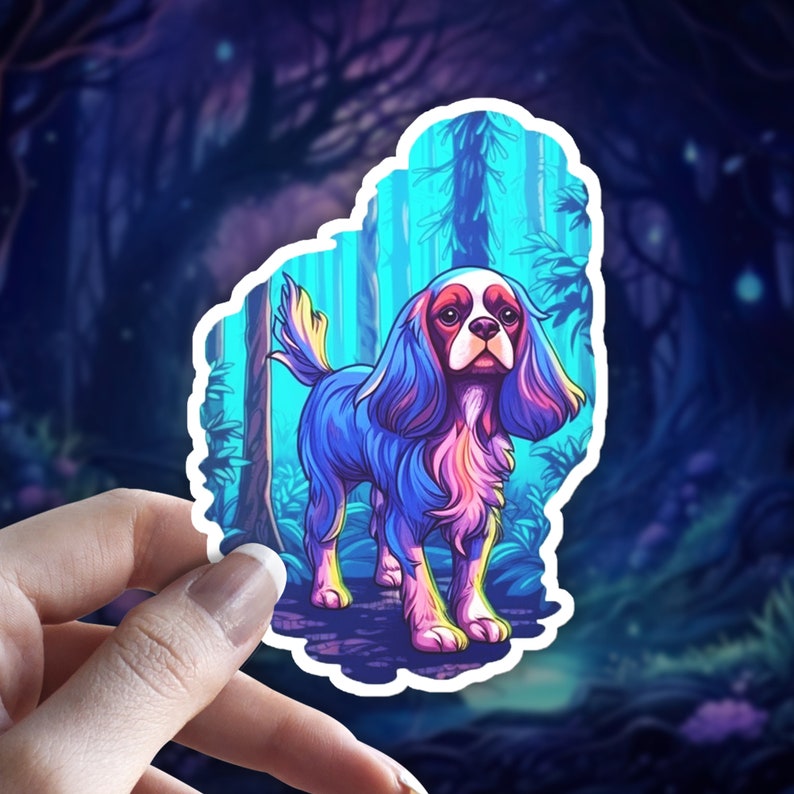 Może przedstawiać: Kolorowa naklejka przedstawiająca psa rasy Cavalier King Charles Spaniel z niebieskim, r&oacute;żowym i fioletowym futrem stojącego w lesie. Tło to niebieski i zielony gradient z drzewami i liśćmi.