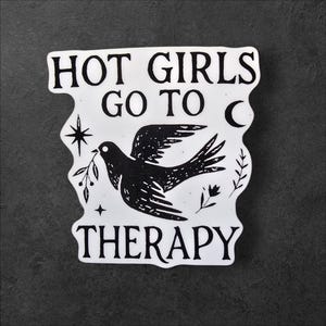 Adesivo &quot;Hot Girls Go To Therapy&quot;: decalcomania in vinile femminista - lucida o olografica