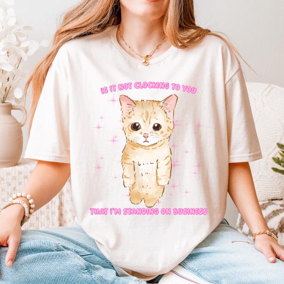 ビジネスシャツに立つ猫 | ミーム猫Tシャツ、面白い子猫のグラフィック