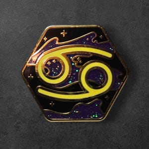 Cancer Sternzeichen Hard Emaille Pin | Astrologie Hexagon Anstecknadel mit Celestial Goth Design