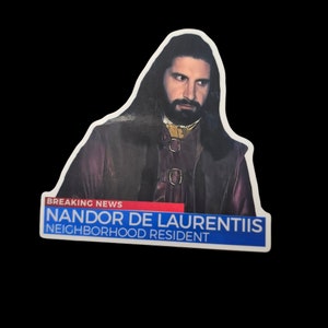 Adesivo de vinil "O que fazemos nas sombras" - Nandor - Nandor De Laurentiis 3 x 3 pol. Adesivo resistente à água