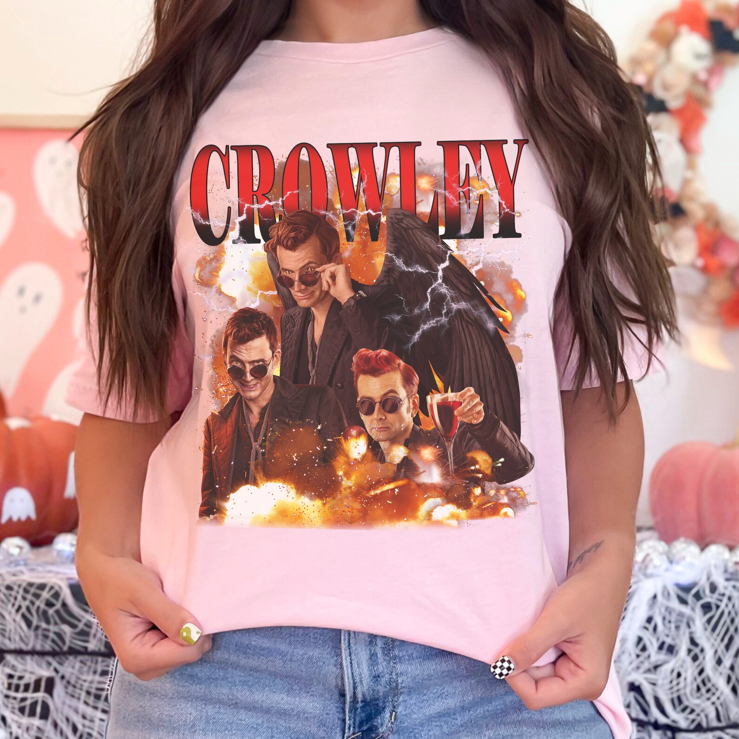 グッド・オーメンズ クロウリー Y2K グラフィックTシャツ - 不可解な夫 