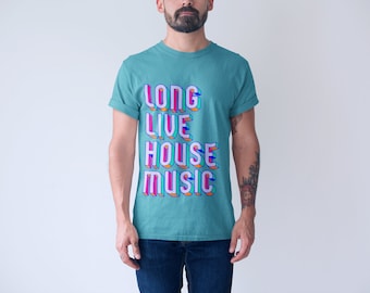 Puede incluir: Camiseta color turquesa con el texto "LONG LIVE HOUSE MUSIC" en una fuente 3D colorida. La camiseta tiene las mangas dobladas y está hecha de un material suave. El diseño presenta colores rosa, azul, naranja y blanco.