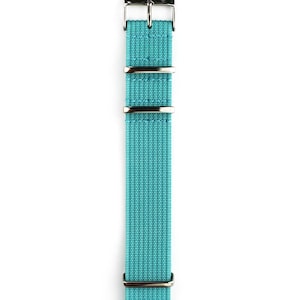 K&ouml;nnte beinhalten: Ein t&uuml;rkisfarbenes Nylon-Armband mit silberner Hardware.