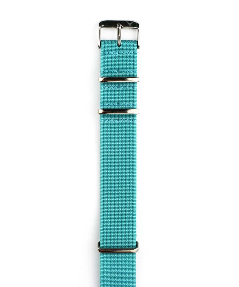 K&ouml;nnte beinhalten: Ein t&uuml;rkisfarbenes Nylon-Armband mit silberner Hardware.