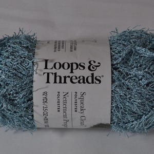Puede incluir: Una madeja de hilo Squeaky Clean azul de Loops & Threads. El hilo está hecho de poliéster y tiene 92 yardas/3.5 onzas.