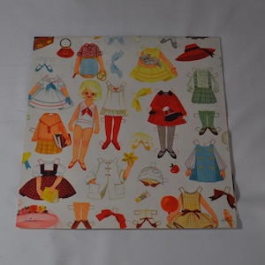 Papier cadeau vintage pour poupées en papier Hallmark, emballage cadeau plat, 1 feuille de 28 x 20 pouces au design vintage unique et charmant