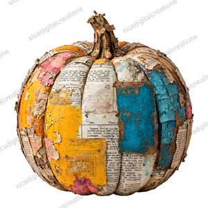 Pode incluir: Uma escultura decorativa de abóbora coberta com camadas de recortes de jornais antigos, páginas de livros rasgadas e manchas de tinta amarela e azul desgastada. A abóbora apresenta um caule castanho seco e o texto impresso HARVEST 1897.