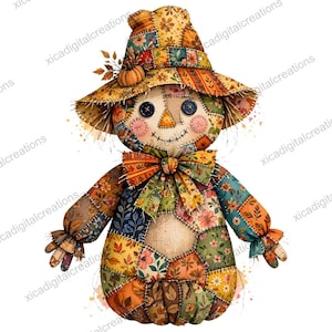 Pode incluir: Um boneco espantalho feito de tecido patchwork com vários padrões florais e de folhas de outono em tons de laranja, amarelo, verde e castanho. O boneco tem olhos de botão, um sorriso costurado, uma gravata borboleta e um chapéu de aba larga.