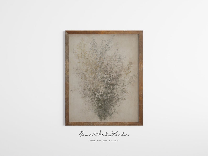 Könnte beinhalten: Ein gerahmter abstrakter Kunstdruck mit einer gedeckten Farbpalette in Beige, Braun und Grün. Der Druck zeigt ein stilisiertes Blumenmuster mit einem verschwommenen Effekt. Der Rahmen ist aus schlichtem, rustikalem braunem Holz.