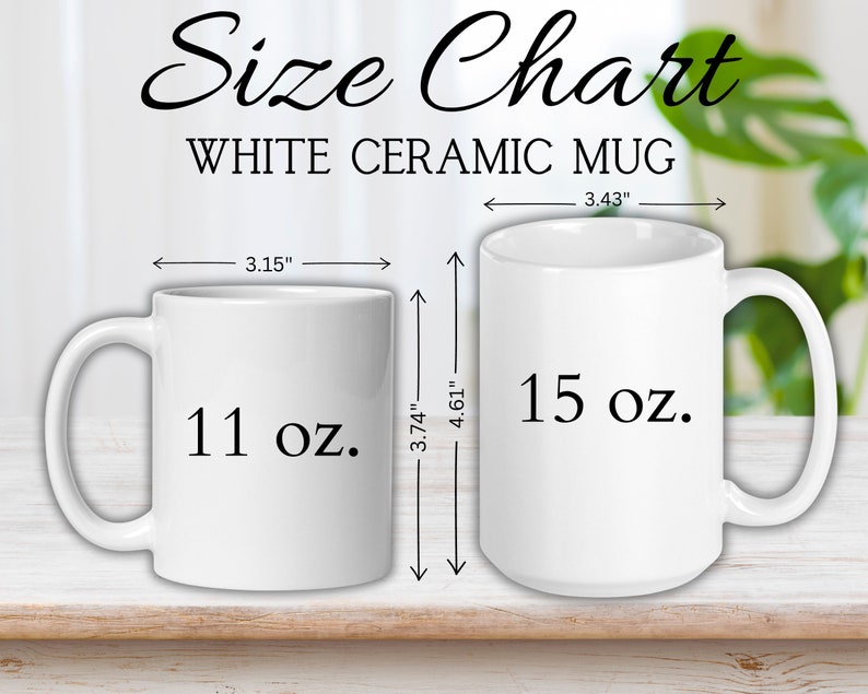 Pode incluir: Canecas de cer&acirc;mica branca com detalhes da tabela de tamanhos. A caneca menor tem 8 cm de largura e 9,5 cm de altura, com capacidade para 312 g. A caneca maior tem 8,7 cm de largura e 11,7 cm de altura, com capacidade para 425 g. Texto: 'Size Chart'.