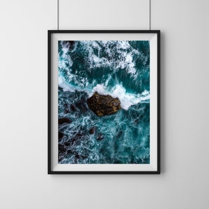 Küstenfelsen, Meereswandkunst, Ozeanfelsenwandkunst, abbrechende Welle, Meeresozeanwellen-Felsendruck, Ozeankunst, Surfkunst, Luftozeanwelle drucken