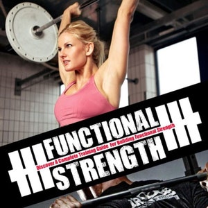 Op de afbeelding: Een zwart-wit grafisch ontwerp met de tekst "FUNCTIONAL STRENGTH" in rood en wit. De tekst "Discover A Complete Training Guide For Building Functional Strength" is ook in het ontwerp opgenomen. De afbeelding toont een man en een vrouw die gewichten heffen.