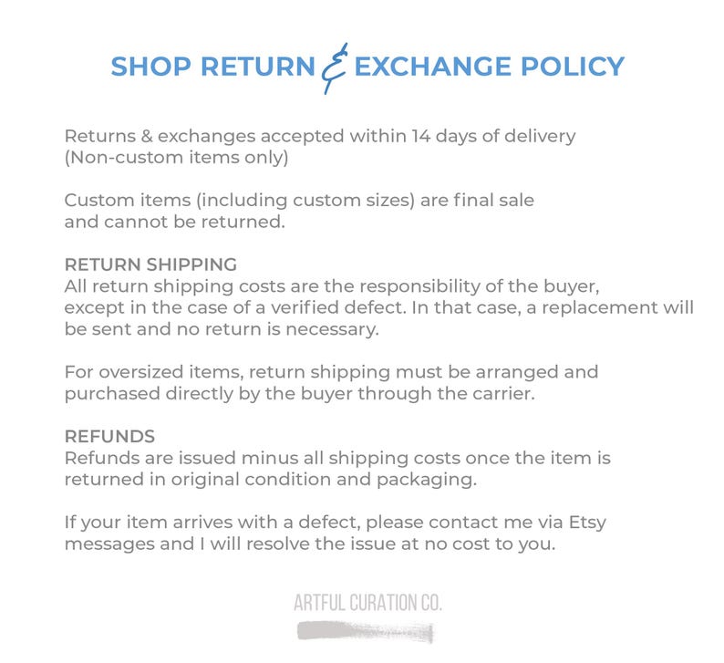 Puede incluir: Un letrero informativo blanco titulado SHOP RETURN & EXCHANGE POLICY. Describe un plazo de devoluci&oacute;n de 14 d&iacute;as para art&iacute;culos no personalizados, indica que los art&iacute;culos personalizados son venta final y detalla las pol&iacute;ticas de reembolso y defectos.