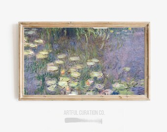 Puede incluir: Una pintura enmarcada de nenúfares en un estanque. Los nenúfares son blancos y amarillos, y el agua es azul claro y púrpura. La pintura está en un marco de madera claro.
