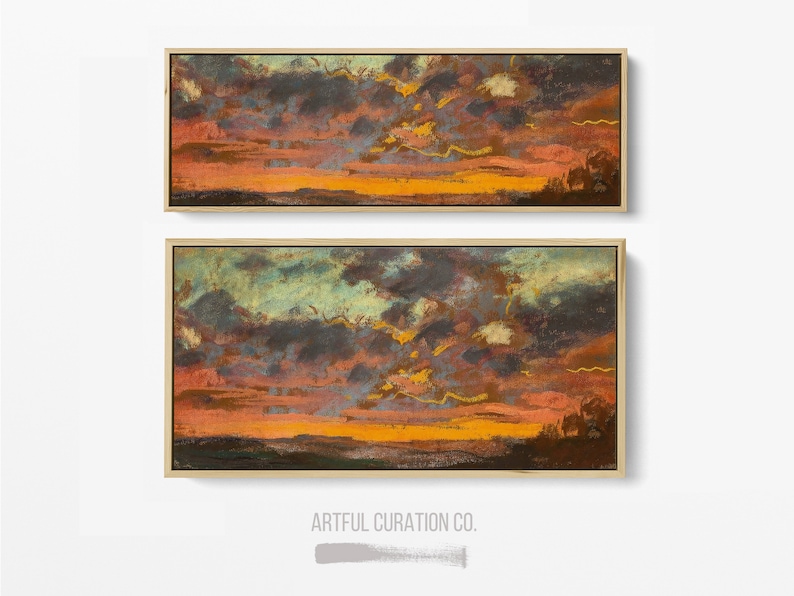 Puede incluir: Dos pinturas de paisaje rectangulares en marcos de madera clara que muestran una puesta de sol con nubes de color p&uacute;rpura oscuro, naranja y amarillo sobre un horizonte oscuro. El texto ARTFUL CURATION CO. aparece en gris debajo de las pinturas.