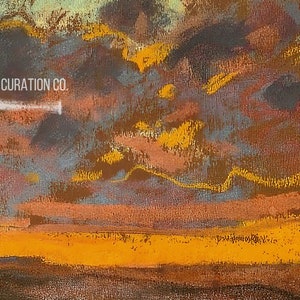 Puede incluir: Una pintura texturizada que muestra un cielo dram&aacute;tico con nubes de color gris oscuro, marr&oacute;n y amarillo vibrante sobre una l&iacute;nea de horizonte naranja. El texto ARTFUL CURATION CO. aparece en blanco a la izquierda, junto a una pincelada horizontal.