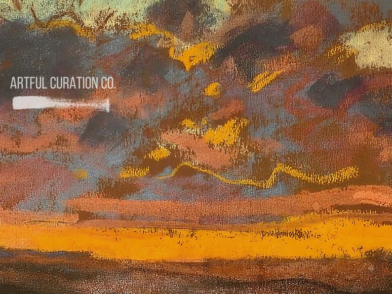 Puede incluir: Una pintura texturizada que muestra un cielo dram&aacute;tico con nubes de color gris oscuro, marr&oacute;n y amarillo vibrante sobre una l&iacute;nea de horizonte naranja. El texto ARTFUL CURATION CO. aparece en blanco a la izquierda, junto a una pincelada horizontal.