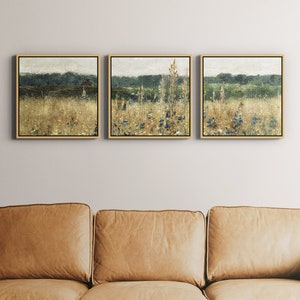 Pu&ograve; includere: Tre dipinti di paesaggi incorniciati con una tavolozza di colori tenui. I dipinti raffigurano un campo di erba alta e fiori selvatici con un bosco sullo sfondo.