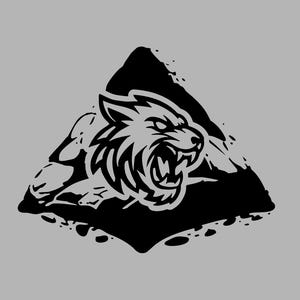 Könnte beinhalten: Schwarz-graue Illustration eines knurrenden Wolfskopfes in einem schwarzen Dreieck. Der Wolf hat scharfe Zähne und ist von einem grauen Hintergrund umgeben. Das Design hat einen kräftigen, grafischen Stil.