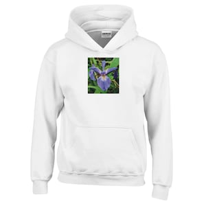 Puede incluir: Sudadera con capucha blanca con una imagen cuadrada de una flor de iris púrpura. La flor tiene un centro amarillo y está rodeada de hojas verdes. La sudadera tiene un bolsillo delantero y una capucha con cordón.