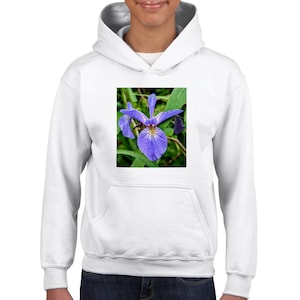Puede incluir: Una sudadera con capucha blanca con una flor de iris púrpura impresa en la parte delantera.