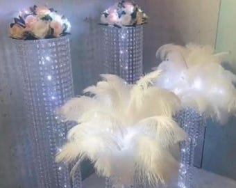 Weißer Feder Kronleuchter Herzstück: Elegante Hochzeitstischdekoration