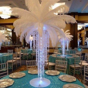 Centro de mesa con candelabro de plumas y luces de cadena