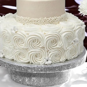 Zilveren taartvorm met strassteentjes en verlichting: elegante display voor bruiloftsdesserts