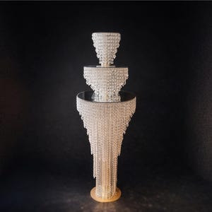 Stojak na ciasto z kryształowym żyrandolem i oświetleniem LED – ekspozycja ślubna