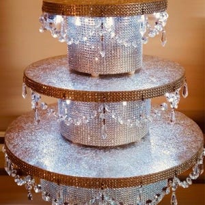 Gouden taartplateau met strassteentjes en verlichting: diamanté bruiloftsstuk