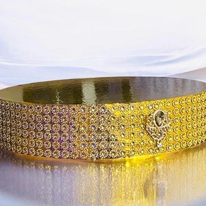 Gouden taartvorm met strassteentjes: luxe diamanten schuimdisplay