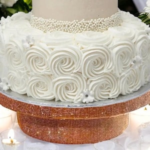 Sprankelende taartvorm met strassteentjes: glamoureus decor voor bruiloftsfeest